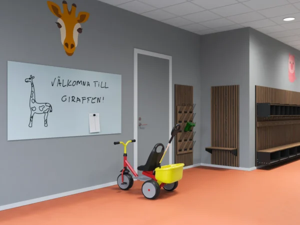 SAGA Stövelvägg är en platsbesparande kapprumslösning för förskola och skola.